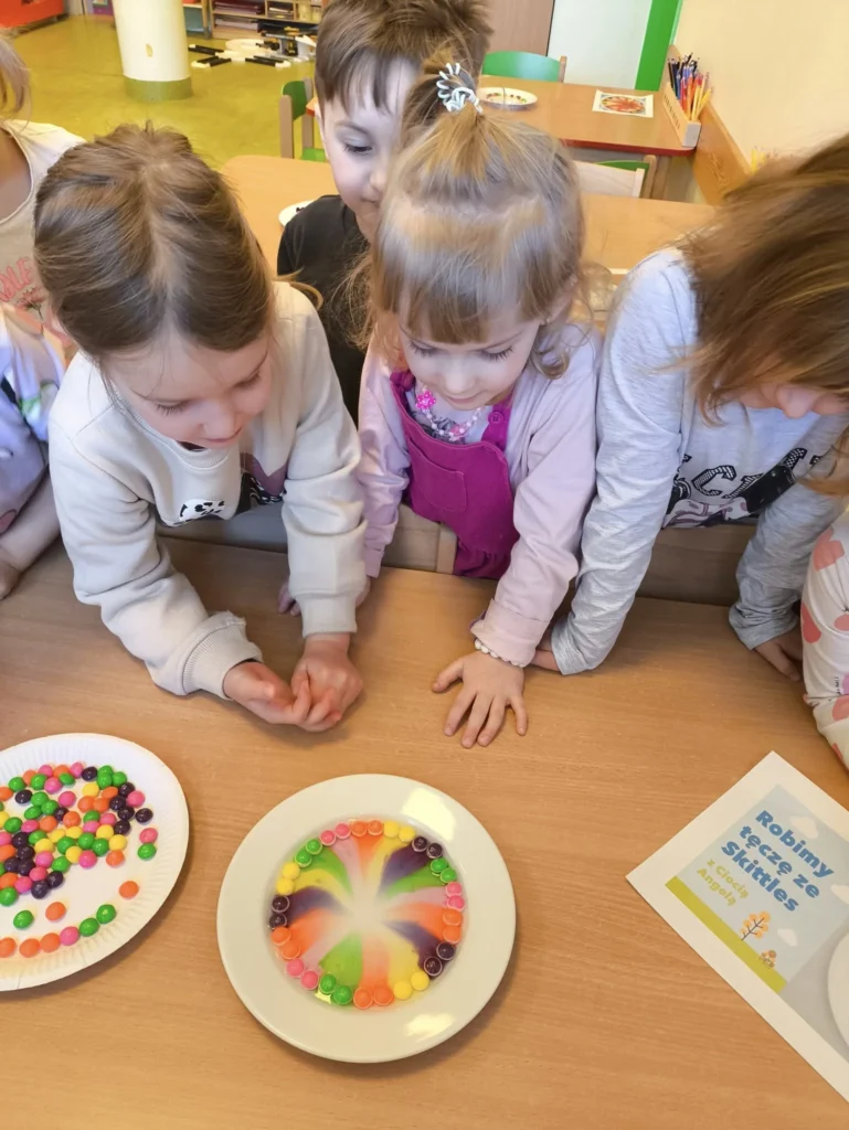 Sarenki eksperymentują z&nbsp;kolorem – jak powstaje tęcza?